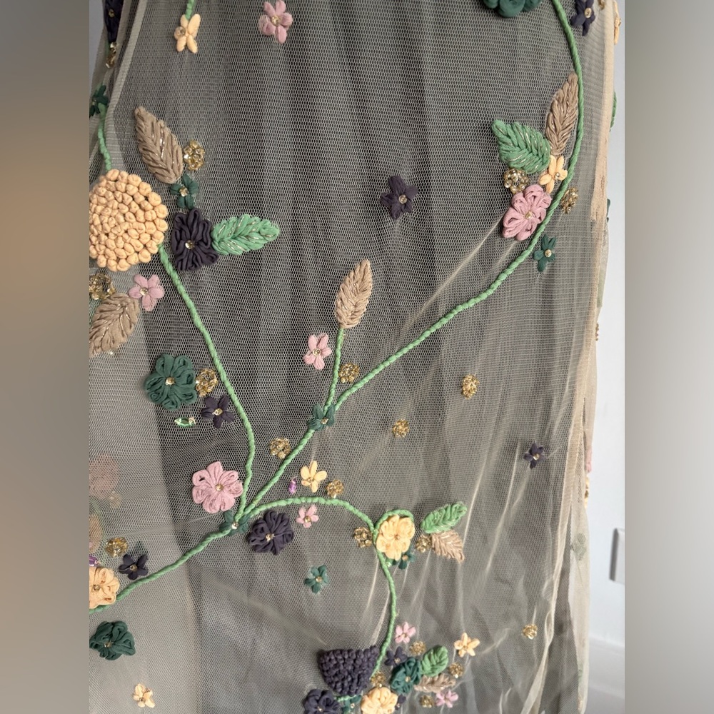 Elegant Floral Embroidered Maxi Dress - Picture 5 of 8